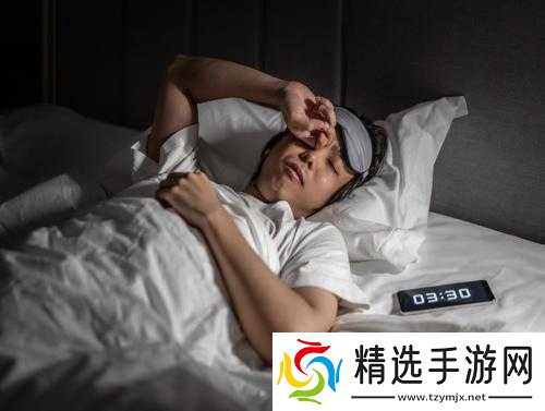 男子深夜睡不着想看东西