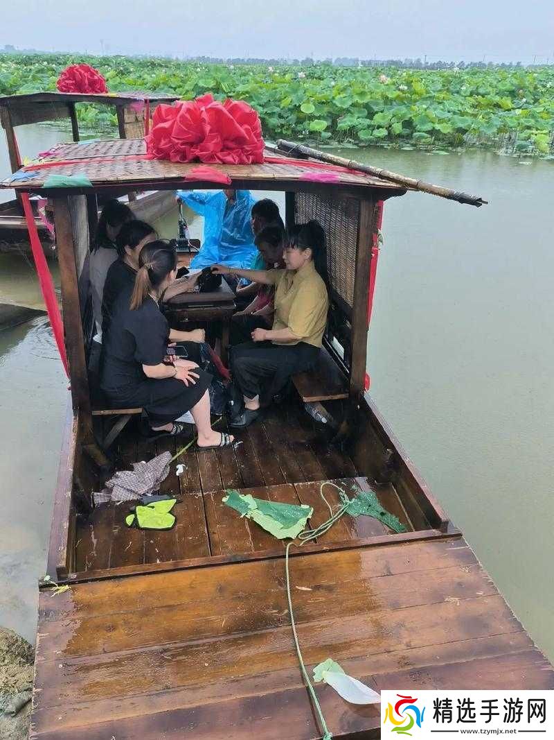 老人在船上弄雨荷是否美妙